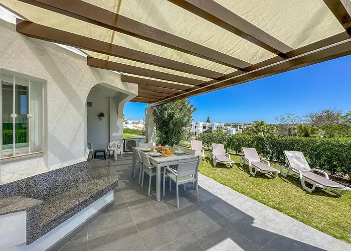 Luxury 3 Bedroom Apartment, Pool Garden Views
