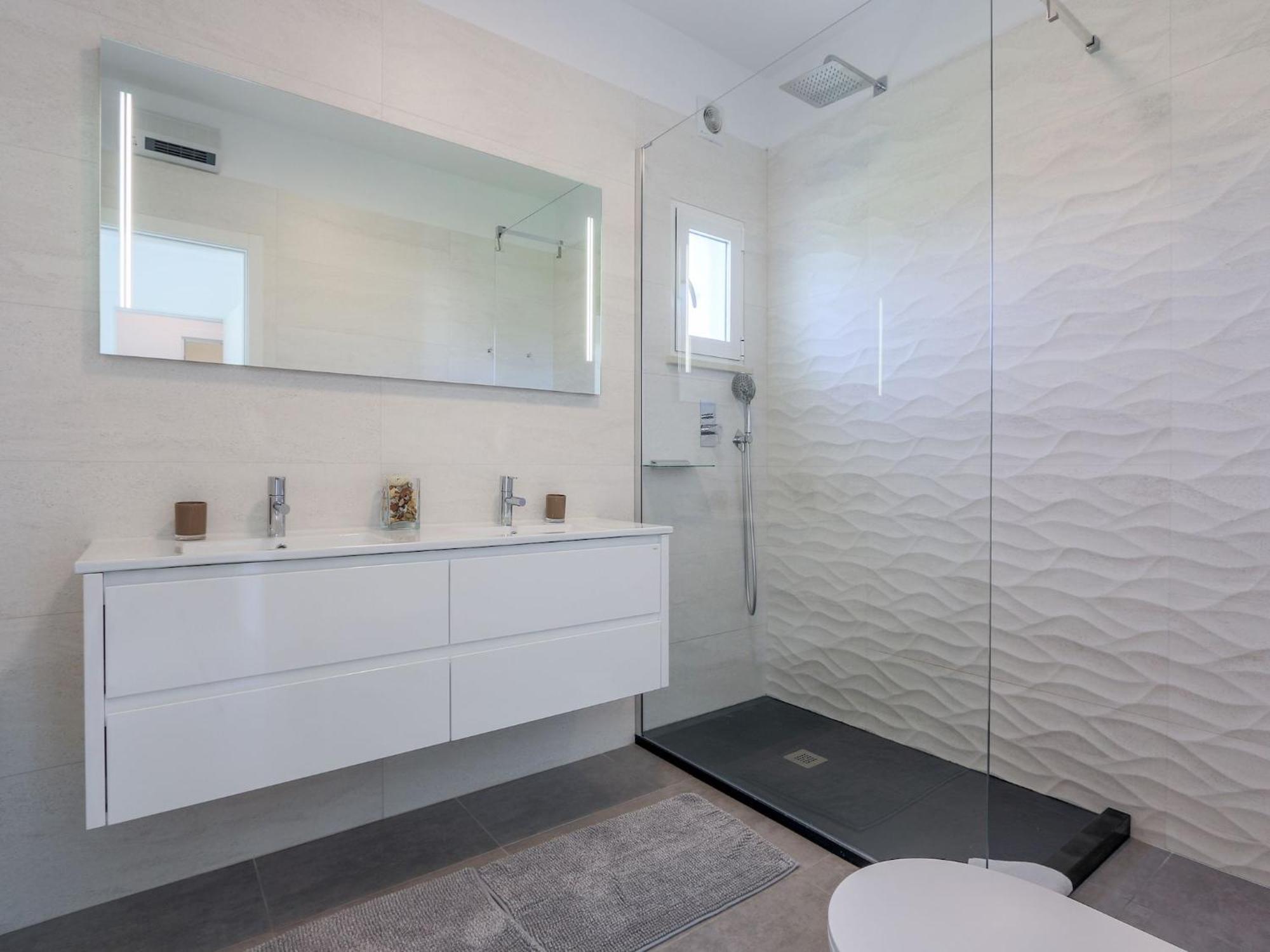 Luxury 3 Bedroom Apartment, Pool Garden Views