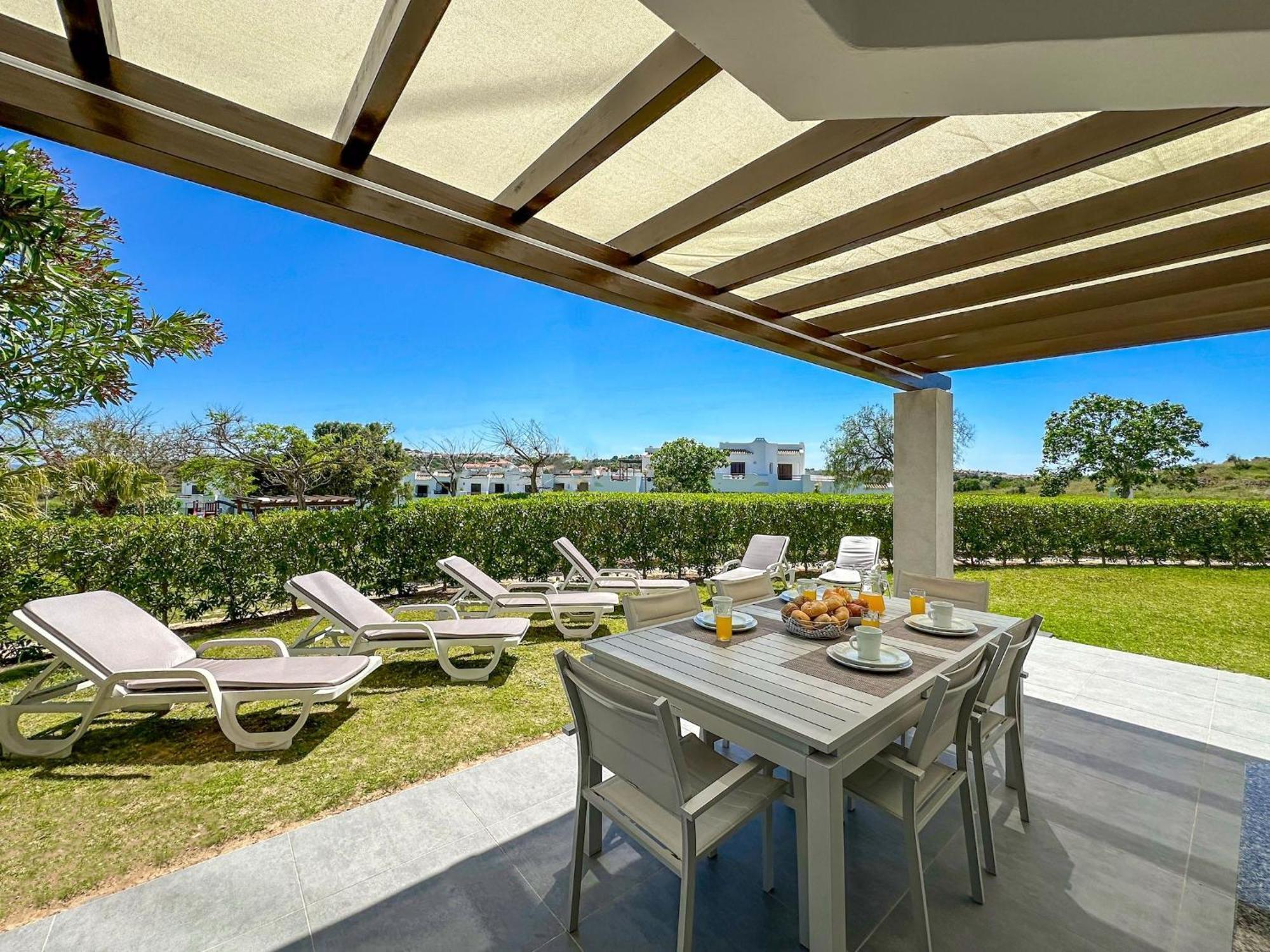 Luxury 3 Bedroom Apartment, Pool Garden Views Apartment Albufeira