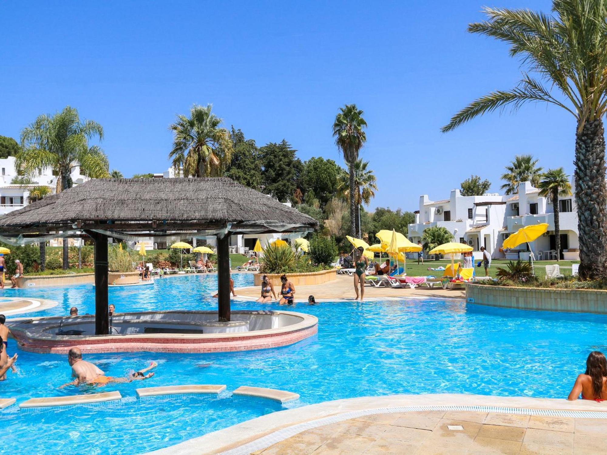 Luxury 3 Bedroom Apartment, Pool Garden Views Apartment
