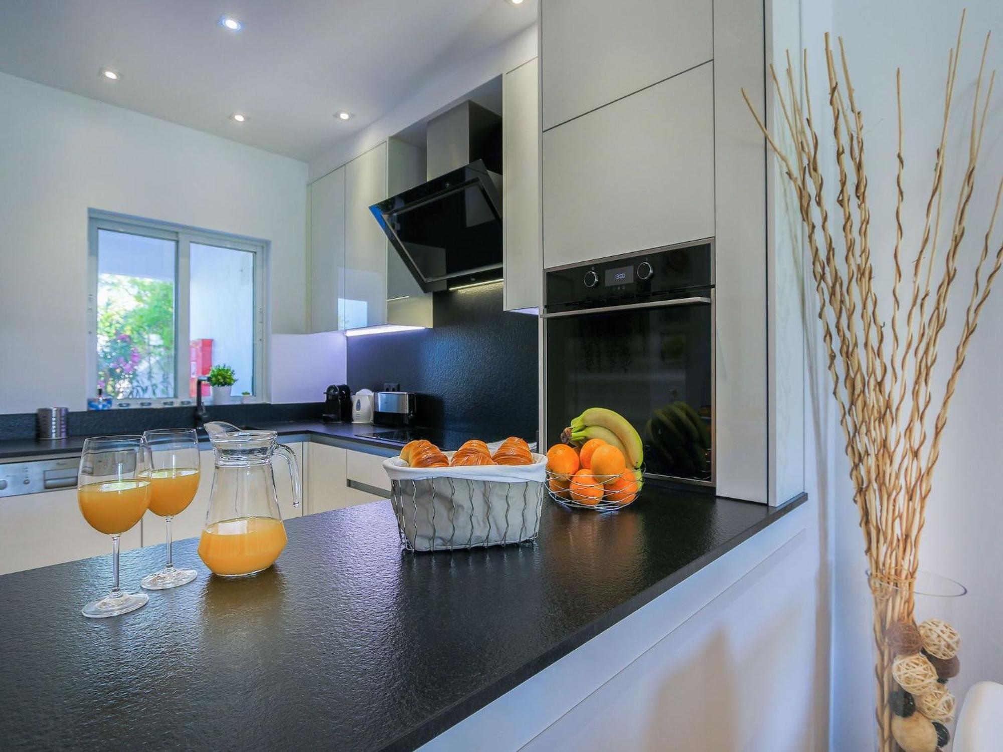 Luxury 3 Bedroom Apartment, Pool Garden Views * Albufeira
